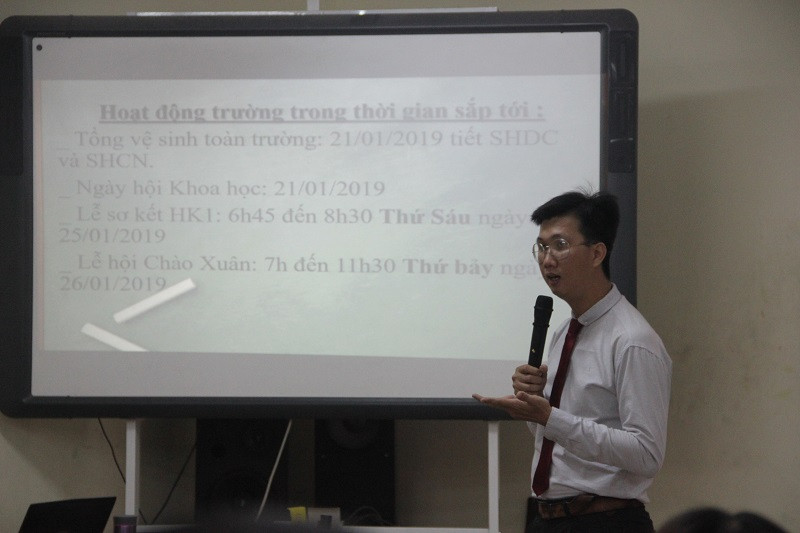 Thầy chủ nhiệm có 5 phút để trao đổi với phụ huynh về hoạt động nhà trường trong thời gian tới
