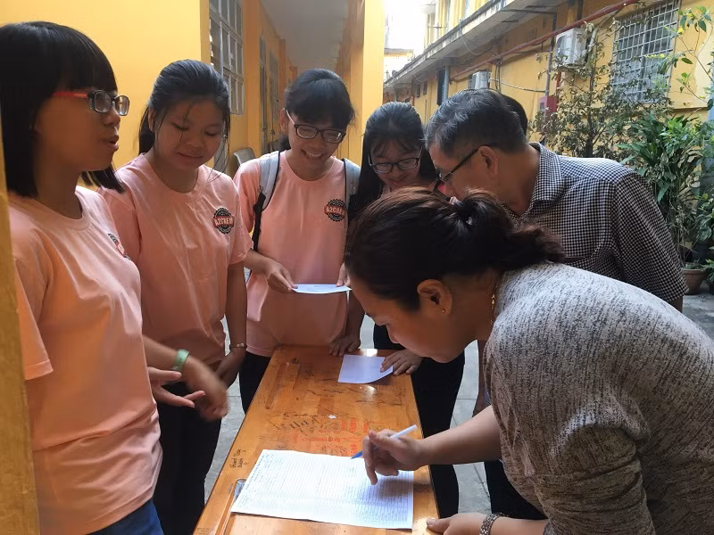 Học sinh đón phụ huynh trước giờ vào họp Học sinh đón phụ huynh trước giờ vào họp