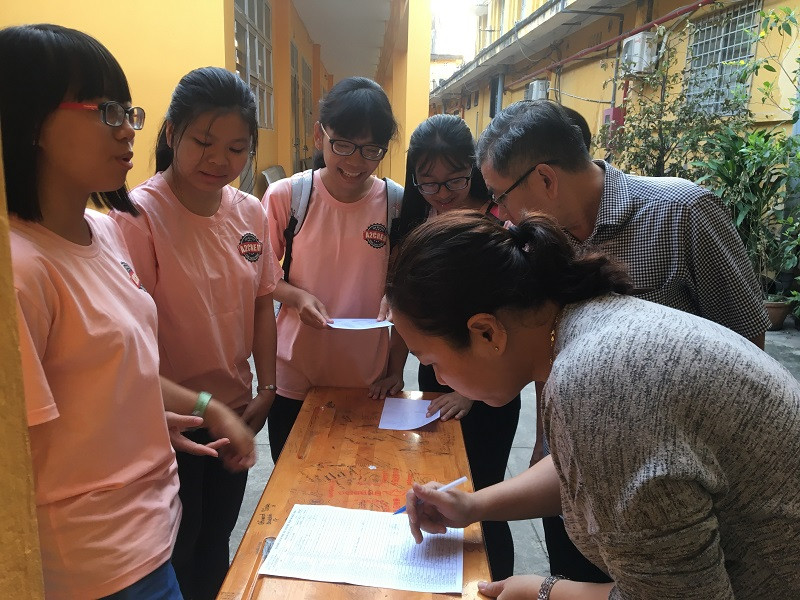 Học sinh đón phụ huynh trước giờ vào họp