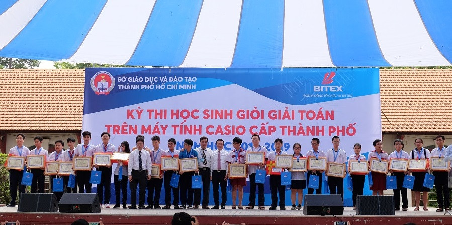 Các thí sinh đạt giải Nhất nhận phần thưởng