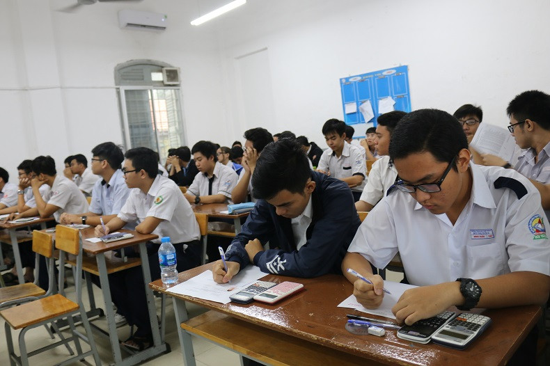 Học sinh tham gia thi với thời gian 60 phút