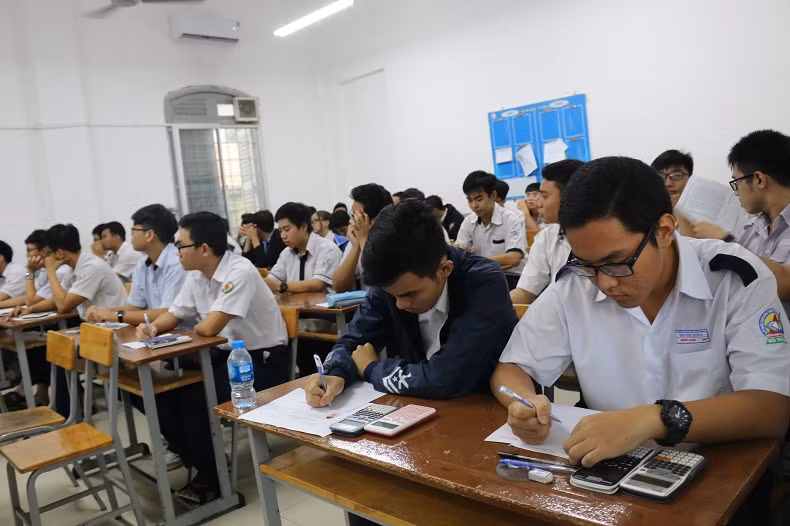 Học sinh tham gia thi với thời gian 60 phút