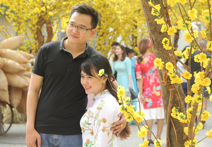 Đôi trẻ chọn Phố ông Đồ là nơi đặt chân trong ngày cuối tuần.