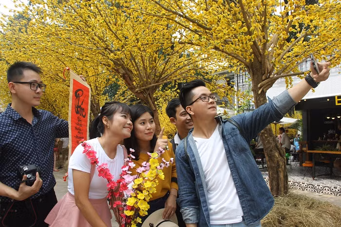 Lưu lại hình ảnh đẹp nhất bên bạn bè.