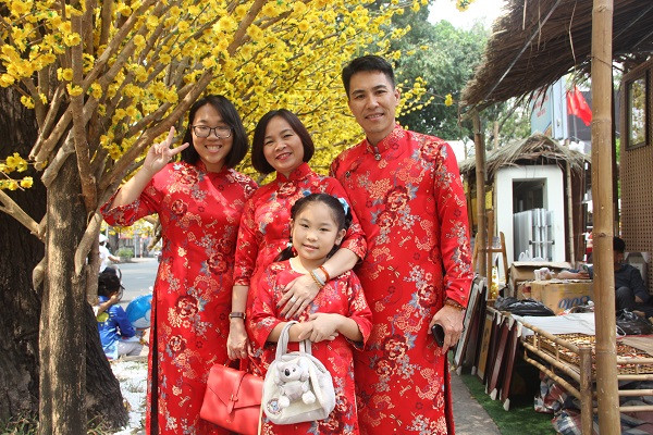 Cả gia đình diện áo dài tham quan Phố ông Đồ.