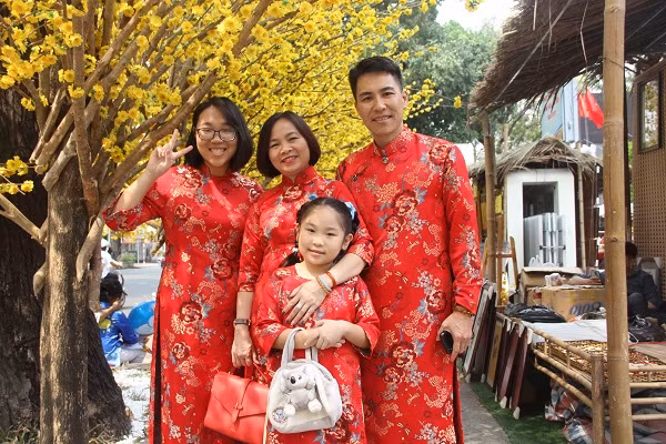 Cả gia đình diện áo dài tham quan Phố ông Đồ.