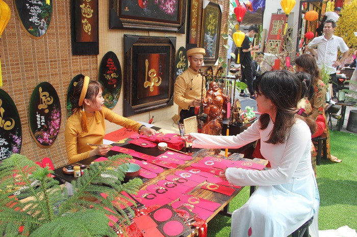 Các gian hàng đậm chất Tết