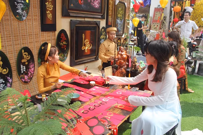 Các gian hàng đậm chất Tết