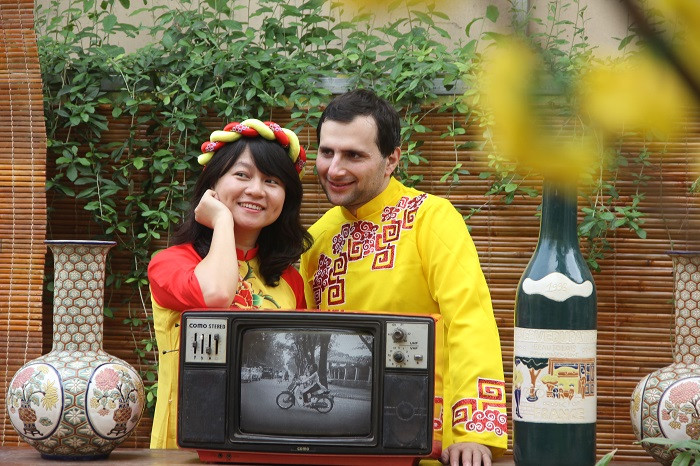 Các khách nước ngoài cũng rất hào hứng ghi hình tại các gian hàng.