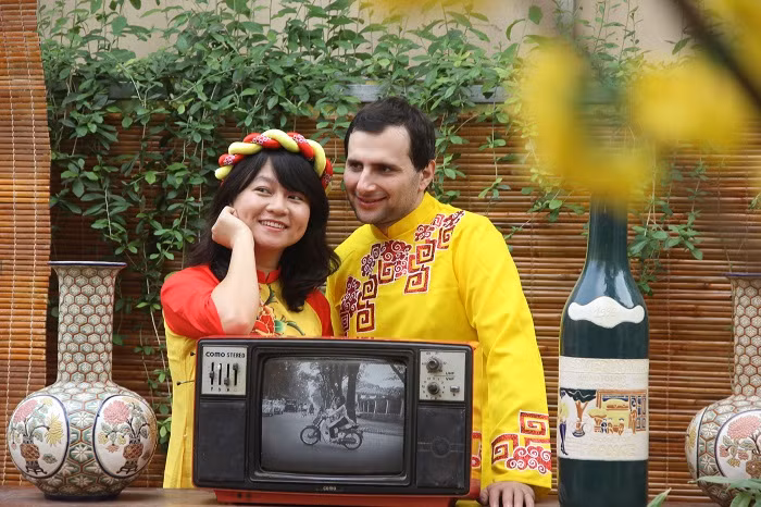 Các khách nước ngoài cũng rất hào hứng ghi hình tại các gian hàng.