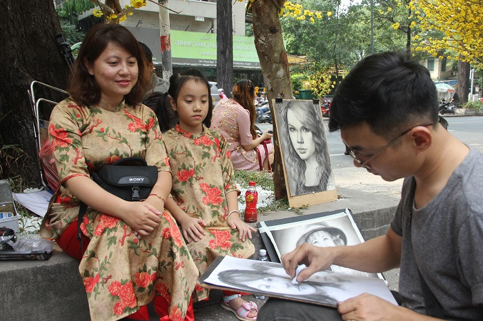 Vẽ chân dung cho khách