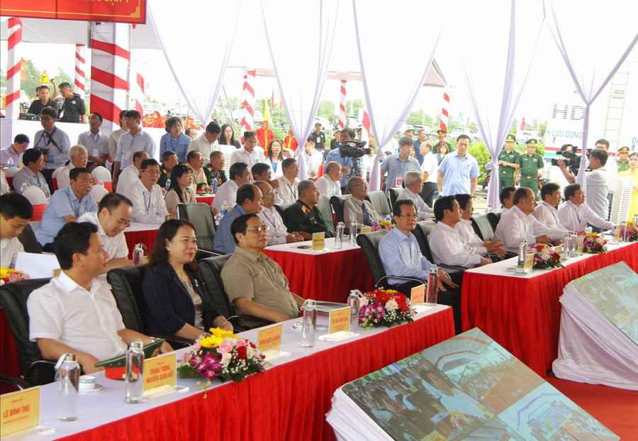 Lãnh đạo Trung ương, lãnh đạo địa phương và đại biểu tham dự Lễ khởi công tại An Giang. Lãnh đạo Trung ương, lãnh đạo địa phương và đại biểu tham dự Lễ khởi công tại An Giang.