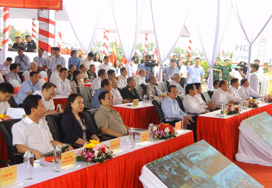Lãnh đạo Trung ương, lãnh đạo địa phương và đại biểu tham dự Lễ khởi công tại An Giang.