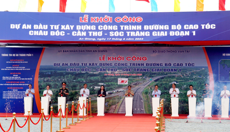 Thủ tướng Chính phủ Phạm Minh Chính cùng đại biểu thực hiện nghi thức bấm nút khởi công dự án. Thủ tướng Chính phủ Phạm Minh Chính cùng đại biểu thực hiện nghi thức bấm nút khởi công dự án.