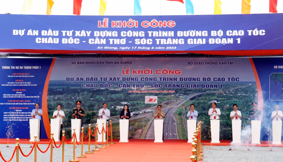 Thủ tướng Chính phủ Phạm Minh Chính cùng đại biểu thực hiện nghi thức bấm nút khởi công dự án.