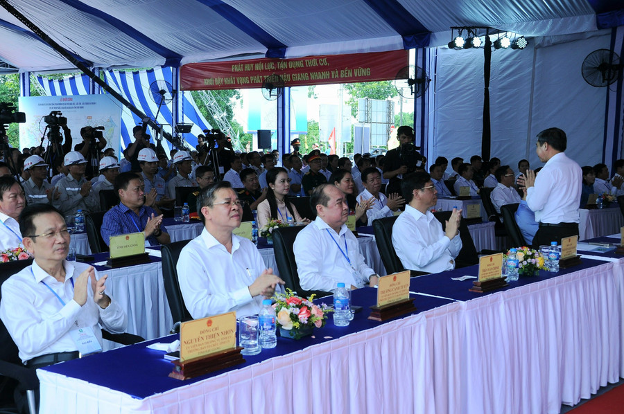Đại biểu dự lễ khởi công tại điểm cầu tỉnh Hậu Giang. Đại biểu dự lễ khởi công tại điểm cầu tỉnh Hậu Giang.