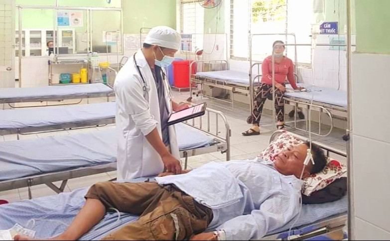 Bác sĩ theo dõi chăm sóc sức khỏe bệnh nhân N.H.Đ sau phẫu thuật.