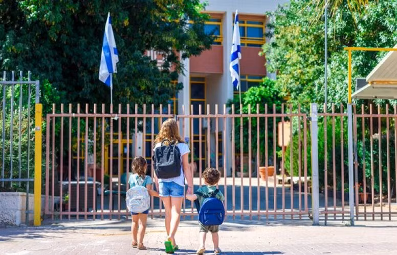 Học sinh Israel được mẹ đưa đến trường.