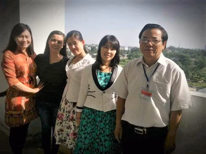 Tổ giám khảo chấm kiểm tra môn Văn học Trường ĐH Kinh tế - Luật TPHCM; tác giả ngoài cùng bên phải.