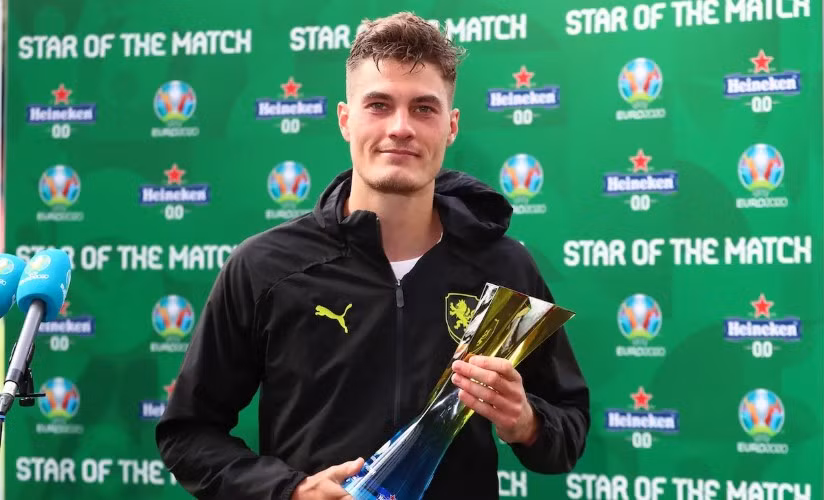 Patrik Schick nhận danh hiệu “Cầu thủ xuất sắc nhất trận”. 