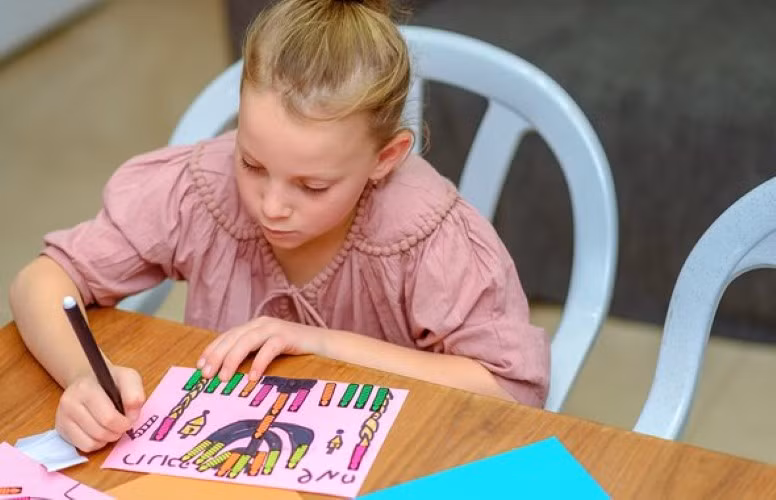 Học sinh tiểu học Israel trong giờ học vẽ. 