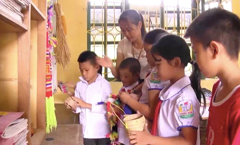 Giáo viên và học sinh Trường Tiểu học Hạnh Sơn (Nghĩa Lộ - Yên Bái).