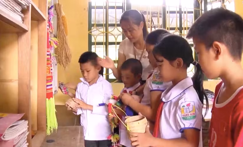 Giáo viên và học sinh Trường Tiểu học Hạnh Sơn (Nghĩa Lộ - Yên Bái).