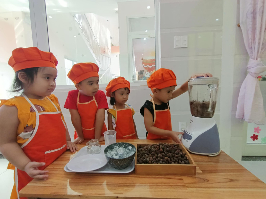 Các bé thuộc nhóm 3-4 tuổi ở nhóm lớp độc lập tư thục Hoa Sen (quận Sơn Trà, TP Đà Nẵng) trải nghiệm làm sinh tố mùa hè từ quả sim. Các bé thuộc nhóm 3-4 tuổi ở nhóm lớp độc lập tư thục Hoa Sen (quận Sơn Trà, TP Đà Nẵng) trải nghiệm làm sinh tố mùa hè từ quả sim.
