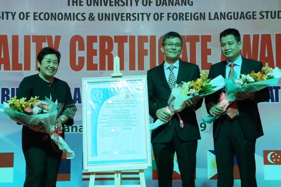 Đại diện AUN-QA trao Chứng nhận đạt chuẩn chất lượng cho Khoa Quốc tế học, Trường ĐH Ngoại ngữ - ĐH Đà Nẵng.
