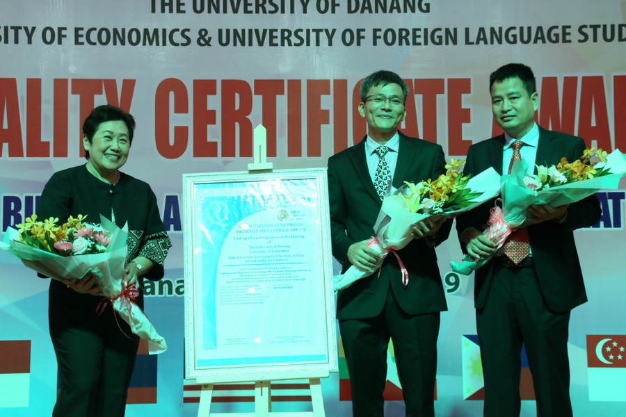 Đại diện AUN-QA trao Chứng nhận đạt chuẩn chất lượng cho Khoa Quốc tế học, Trường ĐH Ngoại ngữ - ĐH Đà Nẵng.
