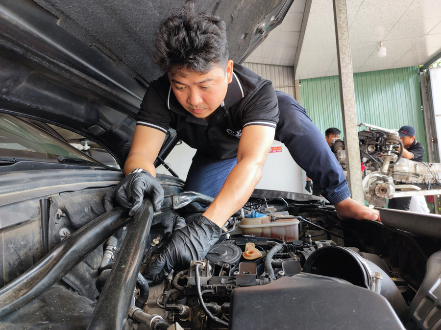 Anh Huỳnh Văn Mỹ, sau 3 năm tốt nghiệp ngành Công nghệ kỹ thuật ô tô đã mở gara sửa chữa các dòng xe ô tô nhập khẩu. Ảnh: NVCC.