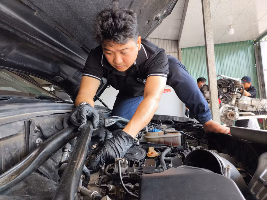 Anh Huỳnh Văn Mỹ, sau 3 năm tốt nghiệp ngành Công nghệ kỹ thuật ô tô đã mở gara sửa chữa các dòng xe ô tô nhập khẩu. Ảnh: NVCC.