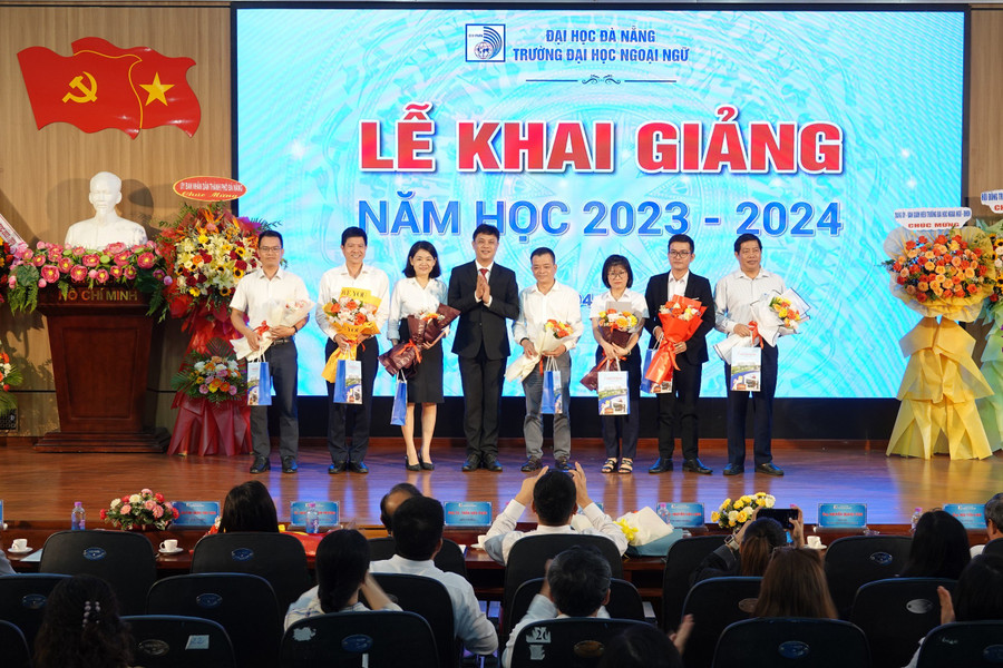 Đại diện Ban giám hiệu Trường ĐH Ngoại ngữ, ĐH Đà Nẵng tặng hoa tri ân các đơn vị, doanh nghiệp hỗ trợ quỹ học bổng cho sinh viên.