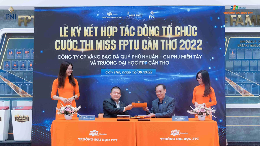 Ký kết hợp tác đồng tổ chức Cuộc thi Miss FPTU Cần Thơ 2022 giữa ĐH FPT Cần Thơ và Công ty Cổ phần Vàng bạc đá quý Phú Nhuận (PNJ).