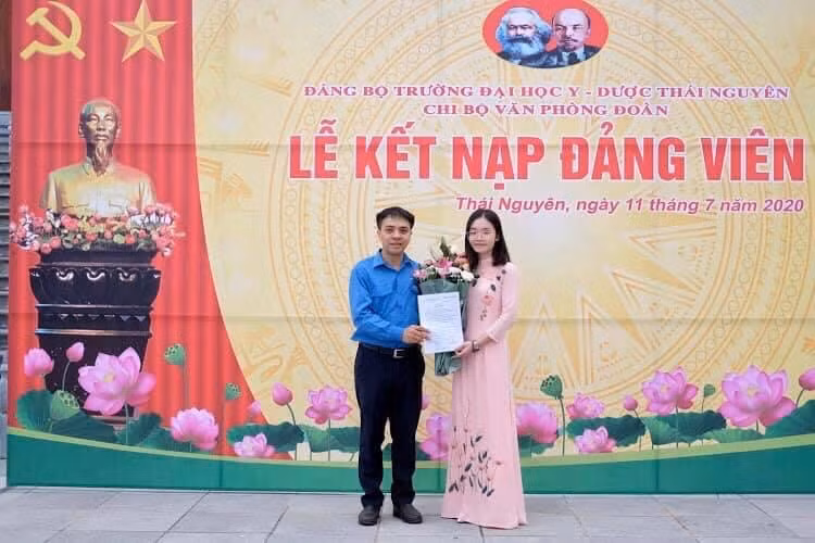 Cao Thị Tuyết vinh dự được kết nạp vào Đảng Cộng sản Việt Nam