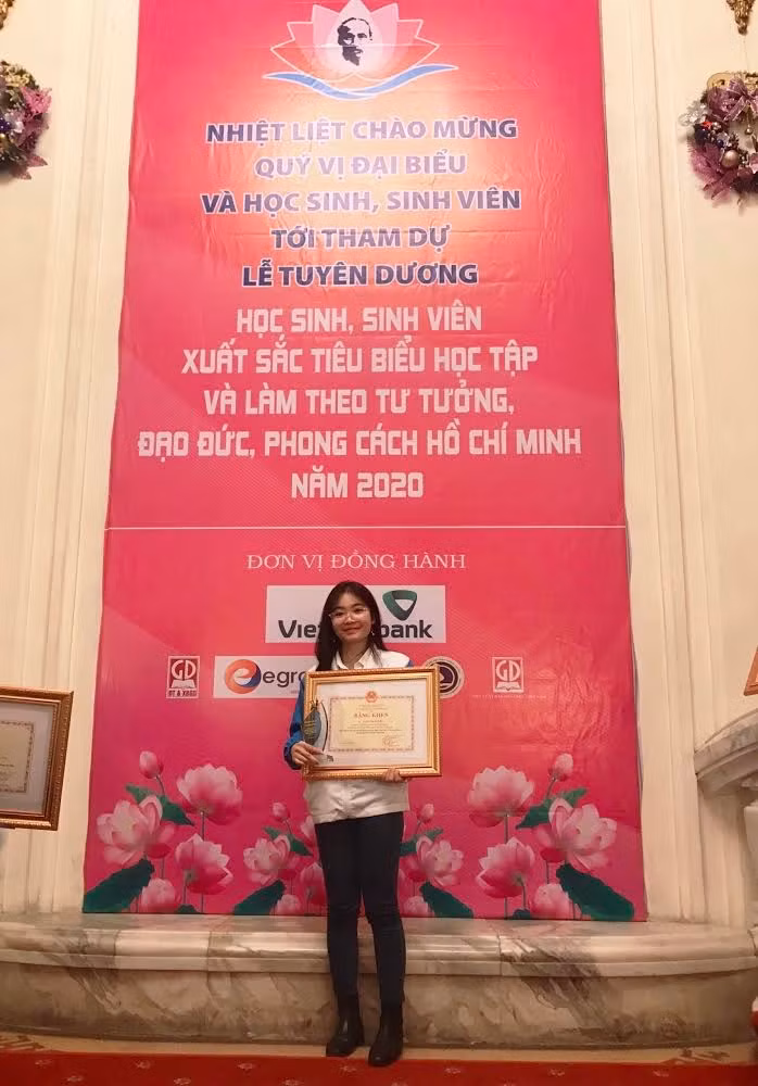 Sinh viên Cao Thị Tuyết được nhận bằng khen của Bộ GD&amp;ĐT vì đã có thành tích xuất sắc tiêu biểu