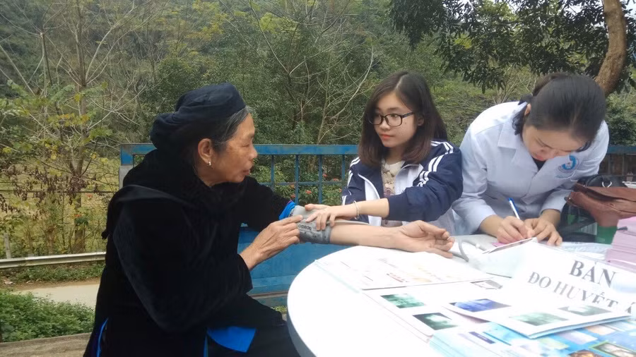 Cao Thị Tuyết tham gia chương trình tình nguyện mùa đông "Xuân yêu thương" tại tỉnh Cao Bằng và Bắc Kạn