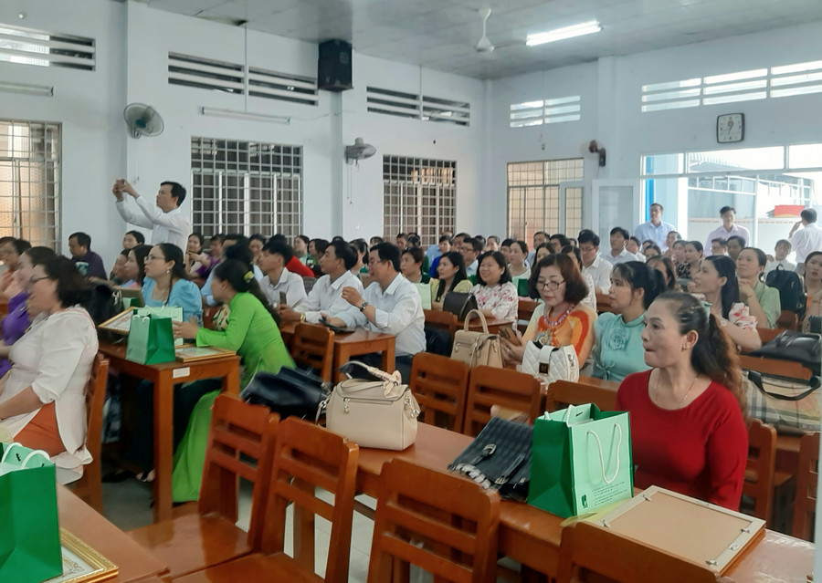 Đại biểu và giáo viên dự Lễ tổng kết trao giải Hội thi. Đại biểu và giáo viên dự Lễ tổng kết trao giải Hội thi.