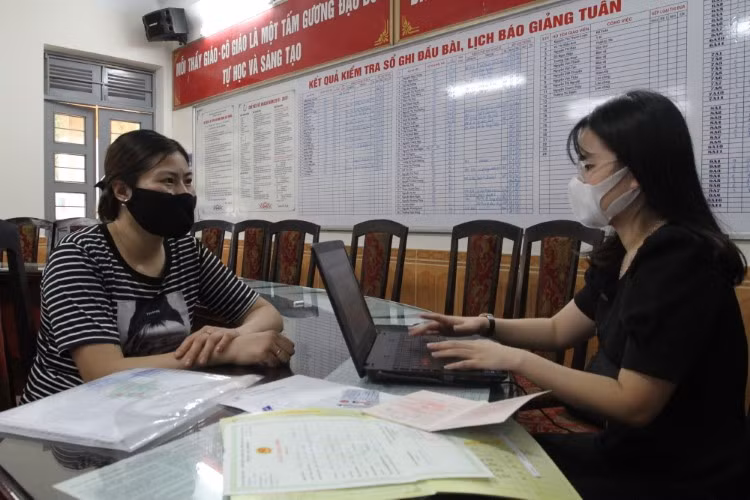 Giáo viên Trường THCS Lĩnh Nam (Hà Nội) hỗ trợ phụ huynh tuyển sinh trực tuyến.