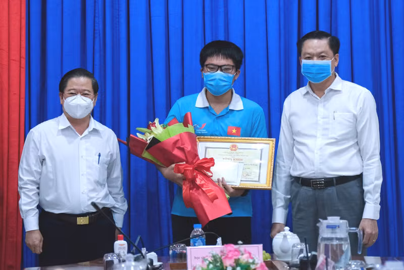 Ông Trần Việt Trường, Chủ tịch UBND TP Cần Thơ (trái) cùng lãnh đạo Sở GD&amp;ĐT tuyên dương em Minh Khang. Ảnh: TG