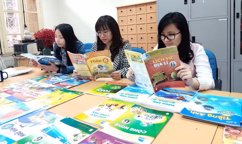Giáo viên Hà Nội chọn sách giáo khoa lớp 6 trước khi có dịch Covid-19. Ảnh: TG
