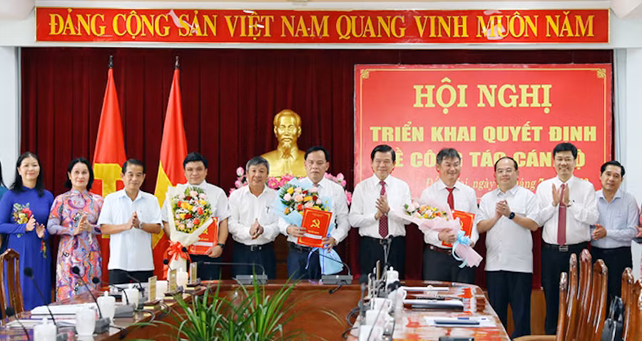 Các cán bộ nhận quyết định bổ nhiệm.