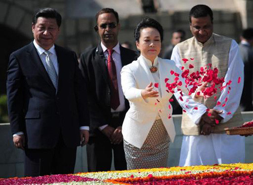 Phu nhân Bành Lệ Viện rải cánh hoa hồng khi tới viếng tại đài tưởng niệm Mahatma Ghandi ở thành phố New Delhi tháng 9/2014. Ảnh: AFP. banh-8808-1429176277.jpg