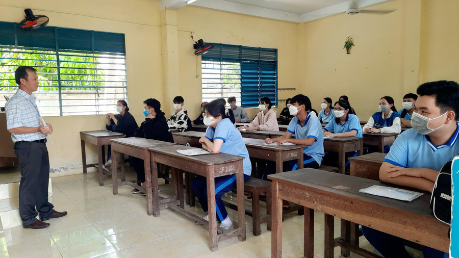Thí sinh An Giang nghe phổ biến quy chế thi chiều 6/7. Thí sinh An Giang nghe phổ biến quy chế thi chiều 6/7.