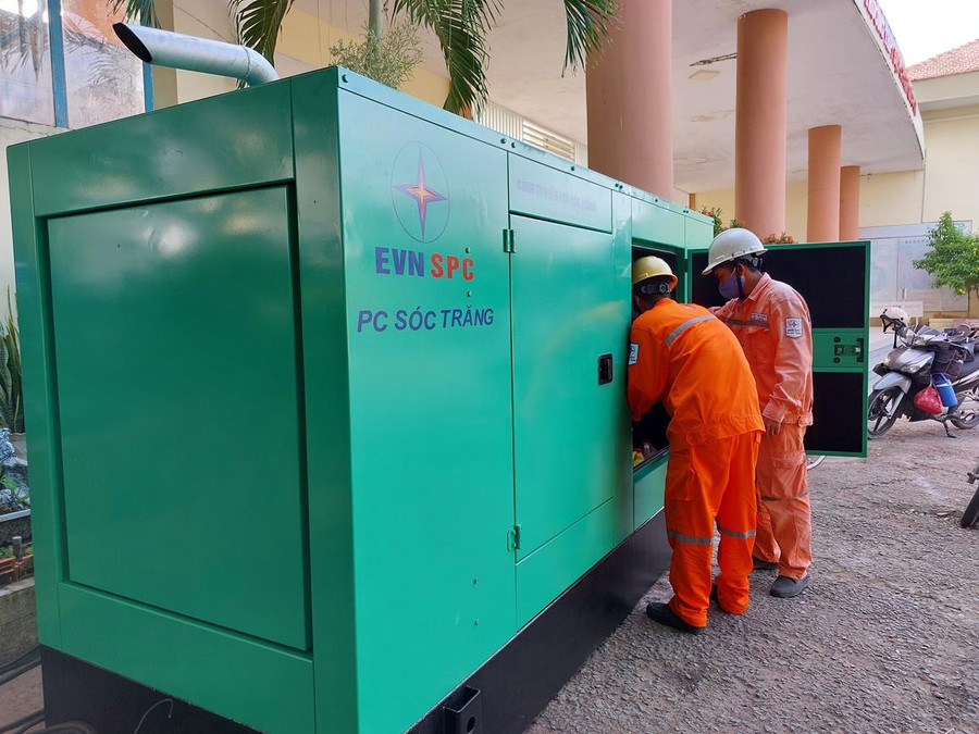 Máy phát điện dự phòng được đặt ở các điểm thi. Máy phát điện dự phòng được đặt ở các điểm thi.