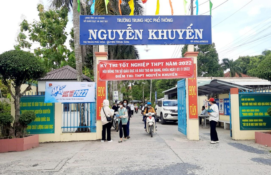 Các thí sinh điểm thi Trường THPT Nguyễn Khuyến (huyện Thoại Sơn, An Giang) đội nắng đến điển thi làm thủ tục dự thi. Các thí sinh điểm thi Trường THPT Nguyễn Khuyến (huyện Thoại Sơn, An Giang) đội nắng đến điển thi làm thủ tục dự thi.