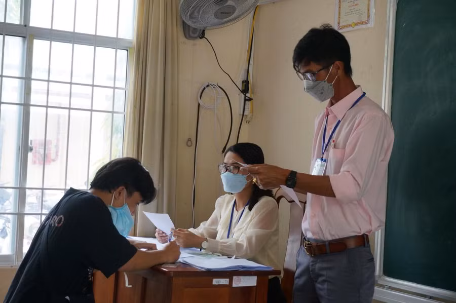 Thí sinh làm thủ tục dự thi tại điểm thi Trường THPT Hồ Thị Kỷ, Cà Mau.