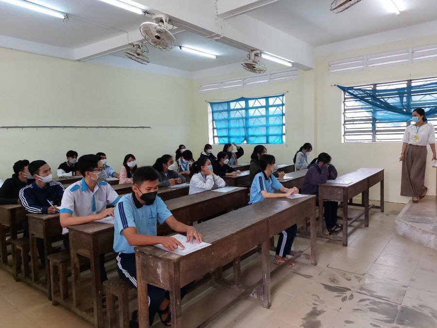 Thí sinh nghe phổ biến quy chế thi chiều 6/7. Thí sinh nghe phổ biến quy chế thi chiều 6/7.