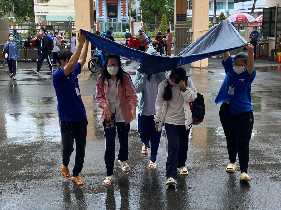 Thí sinh Tiền Giang đến điểm thi trong cơn mưa. Thí sinh Tiền Giang đến điểm thi trong cơn mưa.