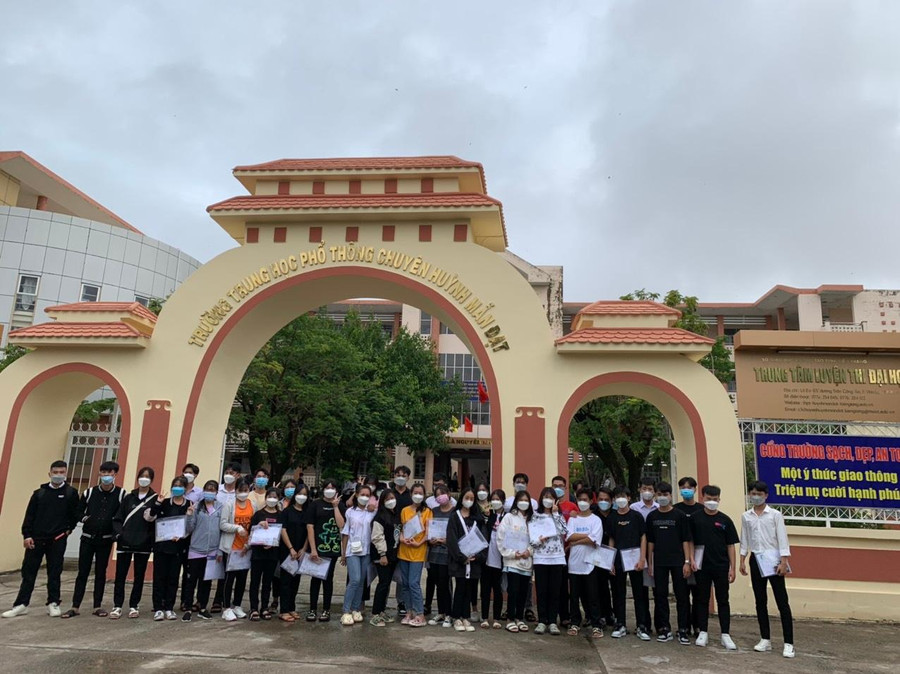 35 thí sinh Trường THCS-THPT kiên Hải yên tâm làm thủ tục dự thi chiều 6/7. Ảnh: G. Bảo 35 thí sinh Trường THCS-THPT kiên Hải yên tâm làm thủ tục dự thi chiều 6/7. Ảnh: G. Bảo